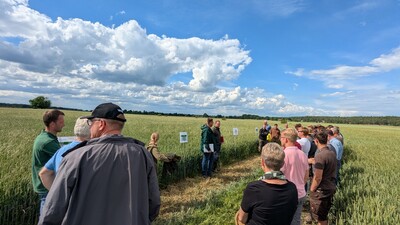 Viele Interessierte beim Ackerfuchsschwanzfeldtag mit Torben Manning und Christoph Rad&ouml;hl