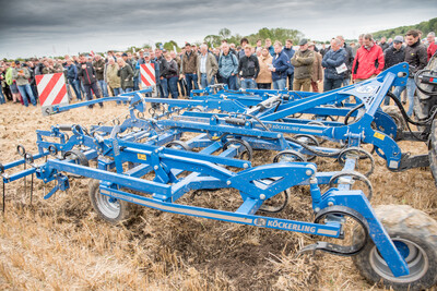 Wassersparend, bodenschonend, wirtschaftlich: Maschinenvorf&uuml;hrung zur ultraflachen Bodenbearbeitung mit mehr als 40 Ger&auml;ten in Sehnde (Region Hannover).