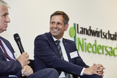 Wirtschaftsminister Olaf Lies (M.) w&auml;hrend des Festakts zum 125-j&auml;hrigen Bestehen der Landwirtschaftskammer Niedersachsen am 21.05.2024 in Hannover-Ahlem.