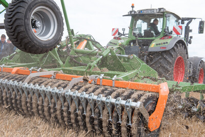 Wassersparend, bodenschonend, wirtschaftlich: Maschinenvorf&uuml;hrung zur ultraflachen Bodenbearbeitung mit mehr als 40 Ger&auml;ten in Sehnde (Region Hannover).
