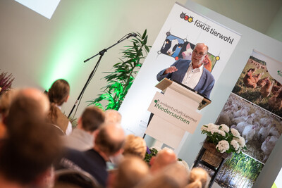 LWK-Vizepr&auml;sident Manfred Tannen sprach das Gru&szlig;wort beim Fachgespr&auml;ch Legehenne am 16.09.2026