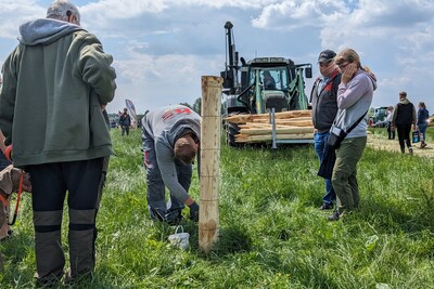 Praktischer Zaunbau und Kniffe vo Fachleuten gab es beim 1. Echemer Zauntag live zu sehen. Der direkte Austausch mit Aussteller*innen stand im Fokus der Veranstaltung.