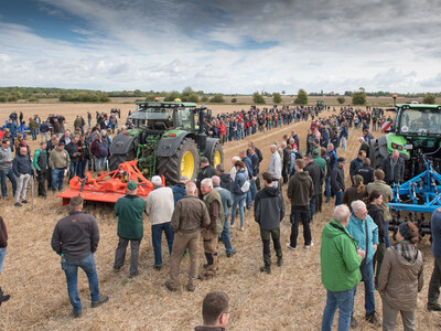 Wassersparend, bodenschonend, wirtschaftlich: Maschinenvorf&uuml;hrung zur ultraflachen Bodenbearbeitung mit mehr als 40 Ger&auml;ten in Sehnde (Region Hannover).