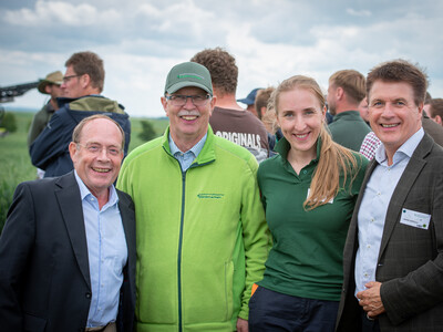 V.l.: Prof. Dr. Lothar Hageb&ouml;lling, Kammerpr&auml;sident Gerhard Schwetje, LWK-D&uuml;nge-Expertin Caroline Benecke und Landvolk-Hauptgesch&auml;ftsf&uuml;hrer Stefan Ortmann beim Fach-Event &bdquo;Zwischen Acker und App &ndash; Digitalisierung Ihres Pflanzenbaus&ldquo;.