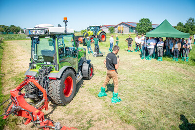 Elektrotraktor des Herstellers Fendt beim Praxistag Alternative Antriebsenergien für Landmaschinen am 01.07.2025 im LBZ Echem.