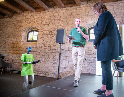 Humanoider Roboter &uuml;berbringt am Ende des Fach-Events &bdquo;Zwischen Acker und App&ldquo; den (An-)Forderungskatalog f&uuml;r eine erfolgreiche Umsetzung der Digitalisierung im Pflanzenbau. Rechts: Agrar-Staatssekret&auml;rin Frauke Patzke.