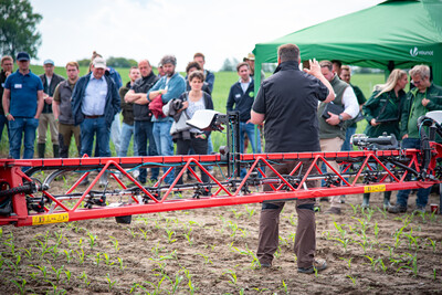 Spot-Spray-f&auml;hige Feldspritze (Kverneland) beim Fach-Event &bdquo;Zwischen Acker und App &ndash; Digitalisierung Ihres Pflanzenbaus&ldquo; auf der Dom&auml;ne Schickelsheim (K&ouml;nigslutter/Kreis Helmstedt).