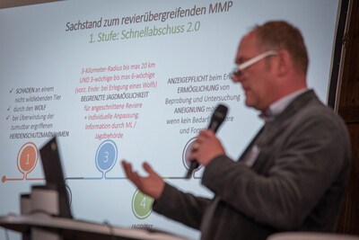Marcus Polaschegg aus dem nieders&auml;chsischen Agrarministerium spricht beim 2. Echemer Zauntag im Kreis L&uuml;neburg.