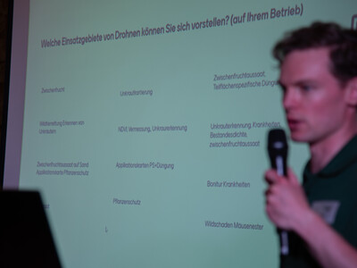 Drohnen-Workshop beim Fach-Event &bdquo;Zwischen Acker und App &ndash; Digitalisierung Ihres Pflanzenbaus&ldquo; auf der Dom&auml;ne Schickelsheim (K&ouml;nigslutter/Kreis Helmstedt).
