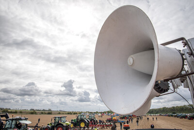 Wassersparend, bodenschonend, wirtschaftlich: Maschinenvorführung zur ultraflachen Bodenbearbeitung mit mehr als 40 Geräten in Sehnde (Region Hannover).