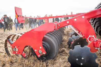 Wassersparend, bodenschonend, wirtschaftlich: Maschinenvorf&uuml;hrung zur ultraflachen Bodenbearbeitung mit mehr als 40 Ger&auml;ten in Sehnde (Region Hannover).
