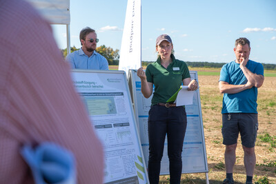 Gerald Burgdorf und Caroline Benecke erl&auml;uterten die ersten Ergebnisse aus Schw&uuml;blingsen aus pflanzenbaulicher Sicht