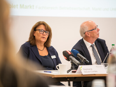 LWK-Marktexpertin Stephanie St&ouml;ver-Cordes (l.) und Kammerpr&auml;sident Gerhard Schwetje w&auml;hrend der Ernte-Pressekonferenz am 03.09.2026 in Hannover-Ahlem.