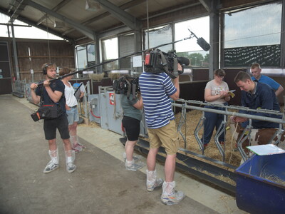 Platz 2 in der Kategorie Landwirtschaft I: Cornelius von Eller-Eberstein aus Visselhövede bei der praktischen Prüfung im Kälberstall während des Finales des Berufswettbewerbs der deutschen Landjugend am 21.06.2023 im Landwirtschaftlichen Bildungszentrum.