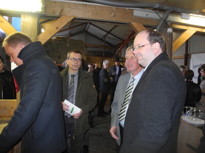 Minister Meyer im Gespräch mit Heiko Schmidt und Klaus Gerdes, Vorsitzender und Zuchtleiter des Landesschafzuchtverbandes Weser-Ems (v.r.) - © Dr. Hans-Gerd Brunken Minister Meyer im Gespräch mit Heiko Schmidt und Klaus Gerdes, Vorsitzender und Zuchtleiter des Landesschafzuchtverbandes Weser-Ems (v.r.)