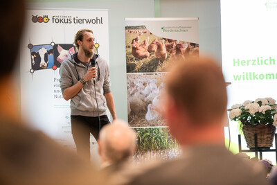 Landwirt J&ouml;rn Andresen sprach &uuml;ber seine Erfahrungen als sein Betrieb von der Avi&auml;ren Influenza betroffen war
