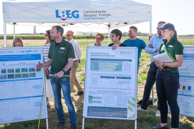 Gerald Burgdorf und Caroline Benecke erläuterten die ersten Ergebnisse aus Schwüblingsen aus pflanzenbaulicher Sicht