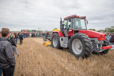 Wassersparend, bodenschonend, wirtschaftlich: Maschinenvorf&uuml;hrung zur ultraflachen Bodenbearbeitung mit mehr als 40 Ger&auml;ten in Sehnde (Region Hannover).