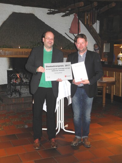 Minister Meyer &uuml;berreicht die Auszeichnung an Henning M&uuml;ller