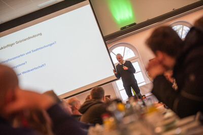 Prof. Dr. Johannes Isselstein von Uni Göttingen sprach über wissenschaftliche Erkenntnisse bei der Grünlandnutzung. - © Christopher Hanraets Prof. Dr. Johannes Isselstein von Uni Göttingen sprach über wissenschaftliche Erkenntnisse bei der Grünlandnutzung.