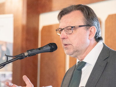 Tagungs-Organisator und LWK-Biogasexperte Peter Sch&uuml;nemann w&auml;hrend der 16. Biogastagung in Verden.