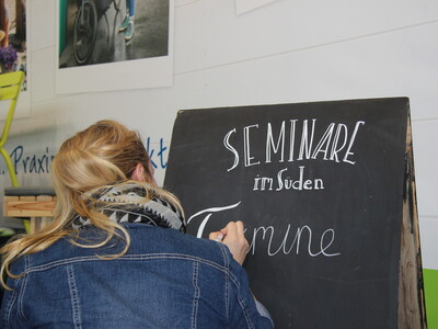 Bei ihrem Kreativworkshop zeigt Christine Gehle den Teilnehmer*innen Beispiele für originelle Tafelbeschriftungen. - © S. Jaisfeld / Redaktion HOFdirekt Bei ihrem Kreativworkshop zeigt Christine Gehle den Teilnehmer*innen Beispiele für originelle Tafelbeschriftungen.