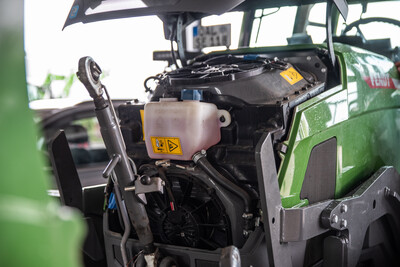 Blick unter die Motorhaube beim Elektroschlepper