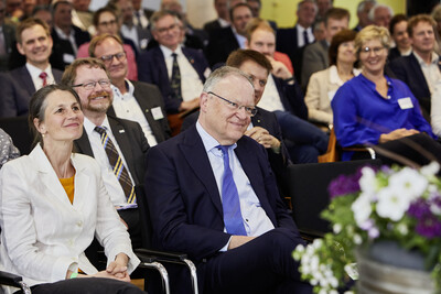 V.l.: Agrarministerin Miriam Staudte, Kammerdirektor Dr. Bernd v. Garmissen und Ministerpr&auml;sident Stephan Weil w&auml;hrend des Festakts zum 125-j&auml;hrigen Bestehen der Landwirtschaftskammer Niedersachsen am 21.05.2024 in Hannover-Ahlem.