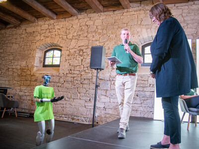 Humanoider Roboter &uuml;berbringt am Ende des Fach-Events &bdquo;Zwischen Acker und App&ldquo; den (An-)Forderungskatalog f&uuml;r eine erfolgreiche Umsetzung der Digitalisierung im Pflanzenbau. Rechts: Agrar-Staatssekret&auml;rin Frauke Patzke.