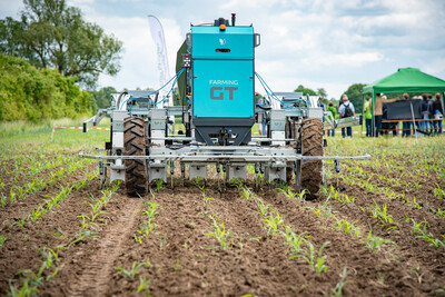 Autonomer Feldroboter mit Elektroantrieb (Farming GT) beim Fach-Event &bdquo;Zwischen Acker und App &ndash; Digitalisierung Ihres Pflanzenbaus&ldquo; auf der Dom&auml;ne Schickelsheim (K&ouml;nigslutter/Kreis Helmstedt).