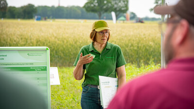 LWK-Zwischenfr&uuml;chte-Expertin Annette Hoffmann beim Feldtag zum Thema Landwirtschaft und Wasserschutz am 17.06.2026 in Schw&uuml;blingsen (Uetze/Region Hannover).