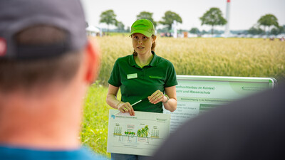Karen Petersen (D&uuml;ngebeh&ouml;rde) beim Feldtag zum Thema Landwirtschaft und Wasserschutz am 17.06.2026 in Schw&uuml;blingsen (Uetze/Region Hannover).
