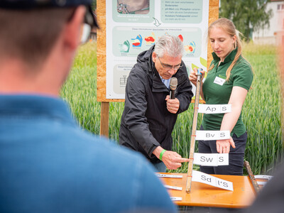 Bodenfachmann Dr. Frank Lorenz (l., LUFA Nord-West) und Caroline Benecke (LWK-D&uuml;nge-Expertin) beim Fach-Event &bdquo;Zwischen Acker und App &ndash; Digitalisierung Ihres Pflanzenbaus&ldquo; auf der Dom&auml;ne Schickelsheim (K&ouml;nigslutter/Kreis Helmstedt).