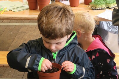 Rund um Salat und gesunde Ernährung ging es für kleine und große Besucher am Kammer-Stand bei den OLB-Spiel-WELTEN am 24.06.2018 im Park der Gärten. - © Karin Nichter-Wolgast Gärtnern mit Kindern