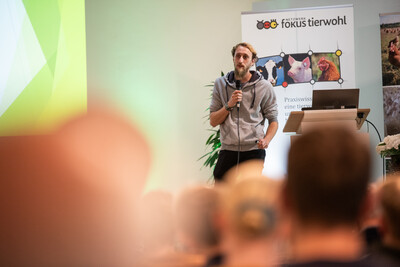 Landwirt J&ouml;rn Andresen sprach &uuml;ber seine Erfahrungen als sein Betrieb von der Avi&auml;ren Influenza betroffen war