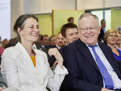 Agrarministerin Miriam Staudte (l.) und Ministerpr&auml;sident Stephan Weil beim Festakt zum 125-j&auml;hrigen Bestehen der Landwirtschaftskammer Niedersachsen am 21.05.2024 in Hannover-Ahlem.