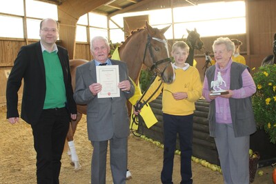 Landwirtschaftsminister Christian Meyer überreicht den Staatsehrenpreis an Jürgen Reese, hier mit seinem Enkel Lars-Hendrick und seiner Ehefrau Gisela (v.l.).