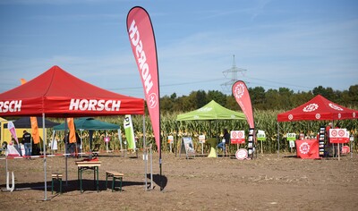 G&auml;ste konnten sich in der umfangreichen Maissortendemonstration auf dem Gel&auml;nde &uuml;ber neue, leistungsstarke Sorten informieren und direkt vor Ort mit den Beratungsteams der Z&uuml;chterh&auml;user austauschen.