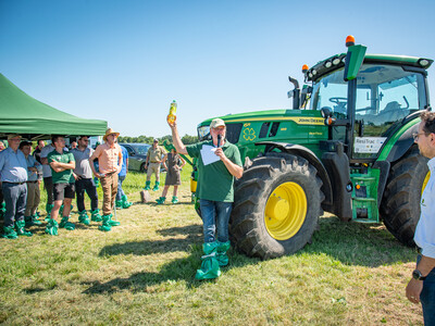 Mit Raps&ouml;l betriebener Schlepper des Herstellers John Deere beim Praxistag Alternative Antriebsenergien f&uuml;r Landmaschinen am 01.07.2025 im LBZ Echem.