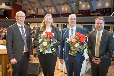 Das neue Pr&auml;sidium der Landwirtschaftskammer (v.l.): Kammerpr&auml;sident Gerhard Schwetje, Vizepr&auml;sidentin Dagmar Heyens und Vizepr&auml;sident Manfred Tannen, zusammen mit Kammerdirektor Dr. Bernd von Garmissen bei der Kammerversammlung (30.11.2023)