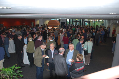 Besucher des Fachgespräches Legehenne, 03.11.2015 in Cloppenburg - © Nancy Schulz Viele Menschen stehen in einem großen Raum und unterhalten sich bei einem Empfang oder einer Veranstaltung.