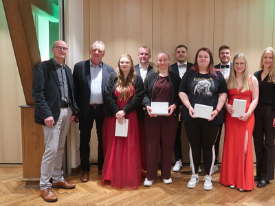 Ehrung f&uuml;r besondere Leistungen (vlnr): Nadine Sachon, Jannes Heidemann, Lea Liekam, Simon Rietmann, Nina Schnuck, Jan-Philipp Gr&ouml;ne , Ulrike Munk