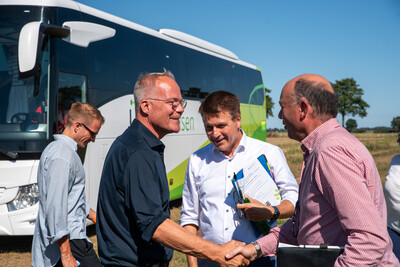 Matthias Miersch, Vorsitzender der SPD Bundestagsfraktion, wird in Schwüblingsen von Stefan Ortmann (stellv. KD) und LWK-Vorstandsmitglied Markus Gerhardy begrüßt