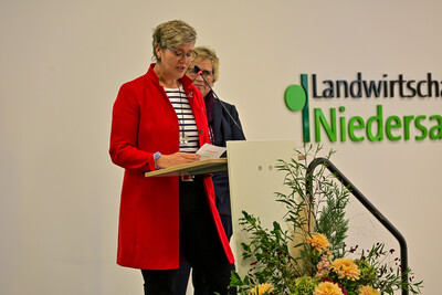 &Uuml;bergabe Meisterbriefe Hauswirtschaft 2025 in Hannover: LandFrauen-Pr&auml;sidentin Elisabeth Brunkhorst (Hannover) und Juliane Pegel (Hintergrund).