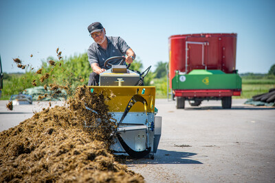 Elektrisch betriebene Aufsitzmaschine für Stallreinigung und Futtervorlage beim Praxistag Alternative Antriebsenergien für Landmaschinen am 01.07.2025 im LBZ Echem.