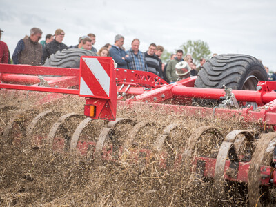 Wassersparend, bodenschonend, wirtschaftlich: Maschinenvorf&uuml;hrung zur ultraflachen Bodenbearbeitung mit mehr als 40 Ger&auml;ten in Sehnde (Region Hannover).