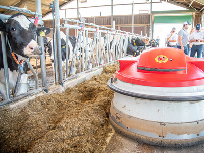 Futterschiebe-Roboter als Thema des Praxistags Alternative Antriebsenergien für Landmaschinen am 01.07.2025 im LBZ Echem.