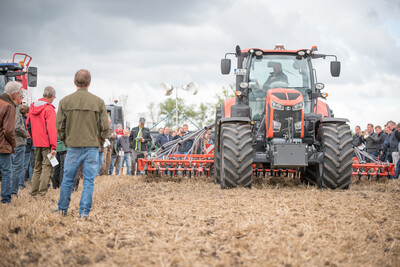 Wassersparend, bodenschonend, wirtschaftlich: Maschinenvorf&uuml;hrung zur ultraflachen Bodenbearbeitung mit mehr als 40 Ger&auml;ten in Sehnde (Region Hannover).