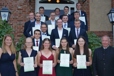 Ein starkes Fundament für die Zukunft der Landwirtschaft: Die 17 freigesprochenen Landwirtinnen und Landwirte mit Kammer-Ausbildungsberaterin Berit Brandes (links) und Kreislandwirt Konrad Westphale (rechts) in Borsum (Kreis Hildesheim). - © Berit Brandes Ein starkes Fundament für die Zukunft der Landwirtschaft: Die 17 freigesprochenen Landwirtinnen und Landwirte mit Kammer-Ausbildungsberaterin Berit Brandes (links) und Kreislandwirt Konrad Westphale (rechts) in Borsum (Kreis Hildesheim).