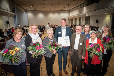 Geehrte und Ehrende beim Gesellschaftsabend 2025 (v.l.): Hildegard Kuper, Silvia Surmann, Olga Bauer, Niko Schlump, Friedhelm Leuchtenberger, Vizepräsidentin Dagmar Heyens, Kathrin Leuchtenberger, Silke Vogel. - © Wolfgang Ehrecke Geehrte und Ehrende beim Gesellschaftsabend 2025 (v.l.): Hildegard Kuper, Silvia Surmann, Olga Bauer, Niko Schlump, Friedhelm Leuchtenberger, Vizepräsidentin Dagmar Heyens, Kathrin Leuchtenberger, Silke Vogel.